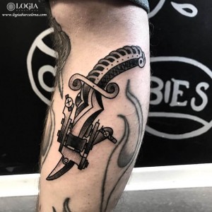 tatuaje-cuchillo-navaja-pierna-logia-barcelona-Laia    